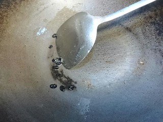 4、超简单的素汤:木耳菜汤,油溶化后小把豆豉～