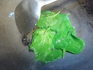 5、超简单的素汤:木耳菜汤,趁热打铁～加入洗净木耳菜叶