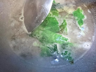 7、超简单的素汤:木耳菜汤,然后趁中火时倒入清水