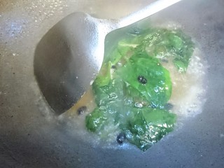 8、超简单的素汤:木耳菜汤,最后汤滚沸时少许生抽调色即可出锅