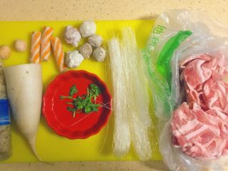 1、羊肉丸子萝卜酸菜粉丝砂锅,备料啦！老铁们，呵呵。