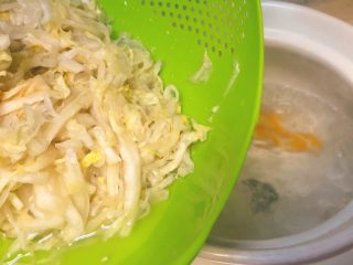 6、羊肉丸子萝卜酸菜粉丝砂锅,随即把酸菜放进去。