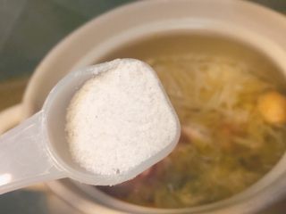 11、羊肉丸子萝卜酸菜粉丝砂锅,下盐，大概10g左右，盐取决于料和水的多少。自己把握哦！