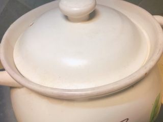 9、羊肉丸子萝卜酸菜粉丝砂锅,转中火，盖上盖子，焖煮5分钟。