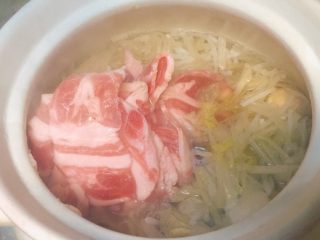 10、羊肉丸子萝卜酸菜粉丝砂锅,接下来，开盖，把羊肉卷房放进去。