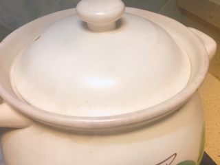 14、羊肉丸子萝卜酸菜粉丝砂锅,再盖上锅盖，依然还是中火，焖2分钟左右，看着羊肉卷熟了，就可以关火了。