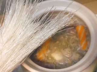 15、羊肉丸子萝卜酸菜粉丝砂锅,上桌之前，把粉丝丢进去，粉丝很爱煮太烂，所谓煮化了。所以，我们要把火关了，再放粉丝，让砂锅里的热水把粉丝烫熟。