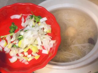 16、羊肉丸子萝卜酸菜粉丝砂锅,最后撒上葱花和香菜花。