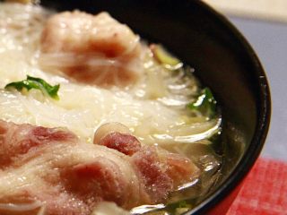 19、羊肉丸子萝卜酸菜粉丝砂锅,羊肉卷很爱熟，所以这道砂锅汤，非常省时间，又饱满又暖心，特别适合严寒冬日，坐在温暖的家里，和自己爱的人面对面，聊聊今天各自发生的有趣的事，然后喝着汤，吃着羊肉。感受平凡日子的温暖。