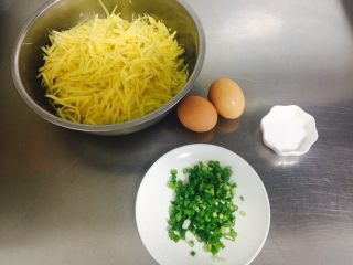 3、香酥土豆饼,就这些材料 