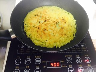 8、香酥土豆饼,定好型  轻松翻面