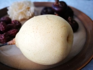 2、马蹄糖水,鸭梨洗净 削皮切成块儿