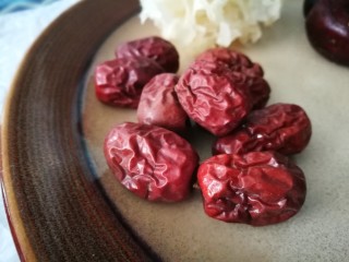 3、马蹄糖水,红枣泡水洗净