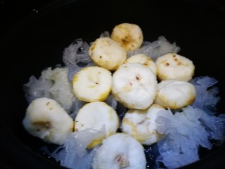 10、马蹄糖水,倒入马蹄