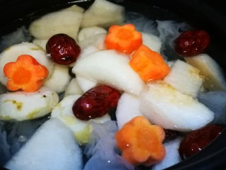 14、马蹄糖水,加入几块胡萝卜 煮制半小时