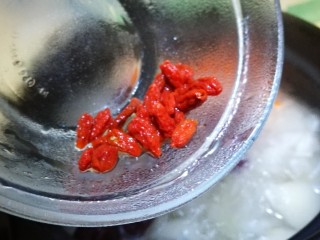 15、马蹄糖水,加入枸杞