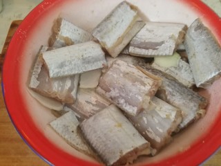 1、家庭版&红烧带鱼,带鱼洗净开膛去肚，剪成小段（如图），用盐和花椒面，葱段喂上最少半个小时。