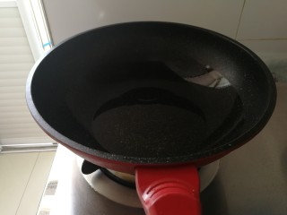 2、家庭版&红烧带鱼,起油锅，把锅先烧热在倒入豆油。