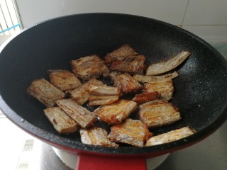 3、家庭版&红烧带鱼,油热开始煎带鱼