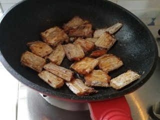 4、家庭版&红烧带鱼,翻个煎另一面，煎至两面金黄色就好了。