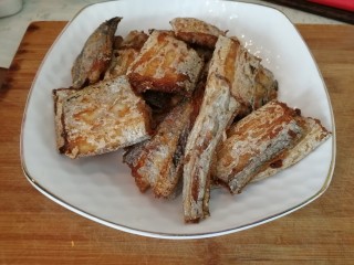 5、家庭版&红烧带鱼,煎好的带鱼