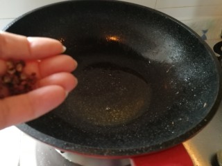 6、家庭版&红烧带鱼,锅里留油，油热加花椒粒爆出香味。