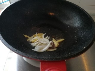 7、家庭版&红烧带鱼,加葱丝姜丝翻炒