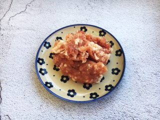 1、肉末黄豆烧水萝卜,准备好肉末。