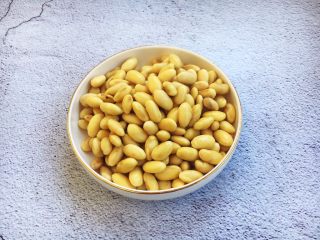 2、肉末黄豆烧水萝卜,准备好泡发好的黄豆。