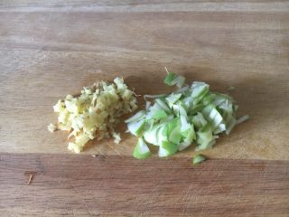 3、肉末黄豆烧水萝卜,姜切末，葱切成葱花。