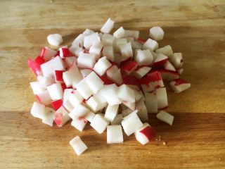 6、肉末黄豆烧水萝卜,将水萝卜切成丁。