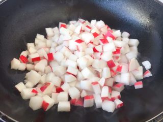 7、肉末黄豆烧水萝卜,热锅凉油放入水萝卜煸炒。