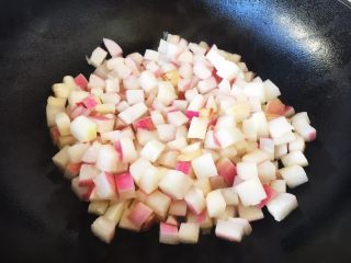 8、肉末黄豆烧水萝卜,煸炒水萝卜至稍稍软些，盛出备用。