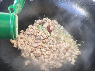 11、肉末黄豆烧水萝卜,放入少许的白胡椒粉。