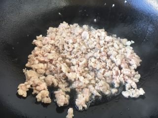 9、肉末黄豆烧水萝卜,热锅凉油，放入肉末，炒散，炒至变色。