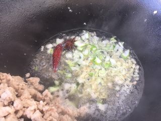 10、肉末黄豆烧水萝卜,留炒肉末的底油，放入八角，辣椒，葱花，煸炒出香味。