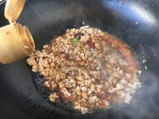 13、肉末黄豆烧水萝卜,放入2勺的生抽，翻炒均匀。