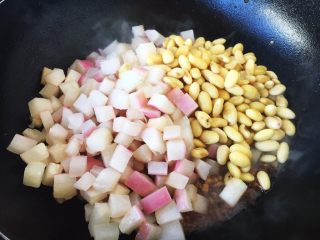14、肉末黄豆烧水萝卜,放入煸炒过的水萝卜和泡发好的黄豆。