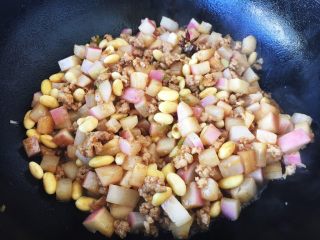 15、肉末黄豆烧水萝卜,翻炒均匀，放入1汤勺的水，焖2分钟。