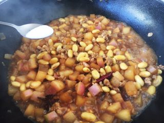 16、肉末黄豆烧水萝卜,放入少许的盐调味，放入1勺的水淀粉勾芡即可。