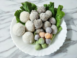 1、鸳鸯火锅,准备好火锅丸子，有鱼丸、牛肉丸、香菇丸、脆皮小丸子、这个大家可以随意，喜欢什么放什么
