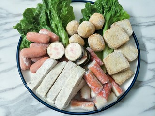 2、鸳鸯火锅,亲亲肠、爆汁鱼蛋、鱼豆腐、蟹肉棒、槟榔芋