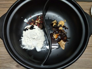 13、鸳鸯火锅,把两种汤底分别放入鸳鸯锅，因为不太会吃辣，辣汤的就放一点