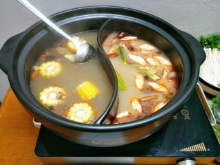 15、鸳鸯火锅,水开后，清汤那边加入玉米、红枣，辣汤这边加入姜片、大葱