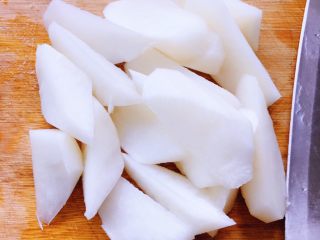 2、肉末炖萝卜,切成滚刀块