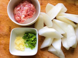 3、肉末炖萝卜,准备好肉末、葱花、蒜蓉
