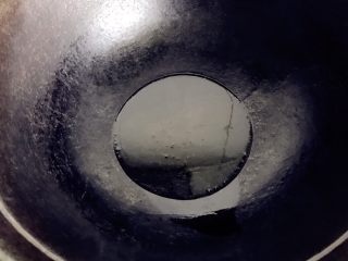 4、肉末炖萝卜,热锅冷油，倒入适量油（玉米油、花生油.....）