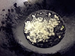 5、肉末炖萝卜,蒜蓉下锅炒至香气扑鼻