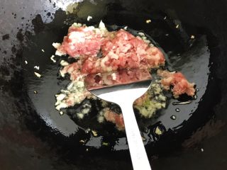 6、肉末炖萝卜,放入肉末翻炒至肉末发白