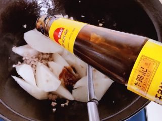 8、肉末炖萝卜,倒入适量蚝油
